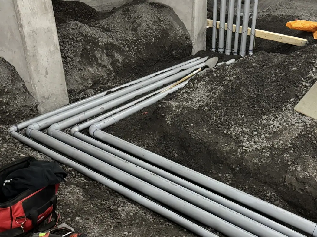 Lignes d'eau posées sous la dalle d'une maison neuve à Gatineau