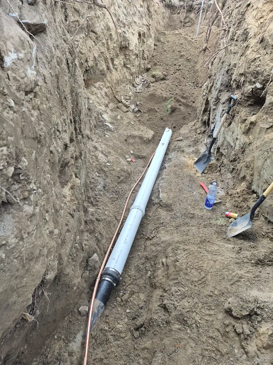 Conduite d'égout neuve en PVC posée dans la tranchée, Gatineau