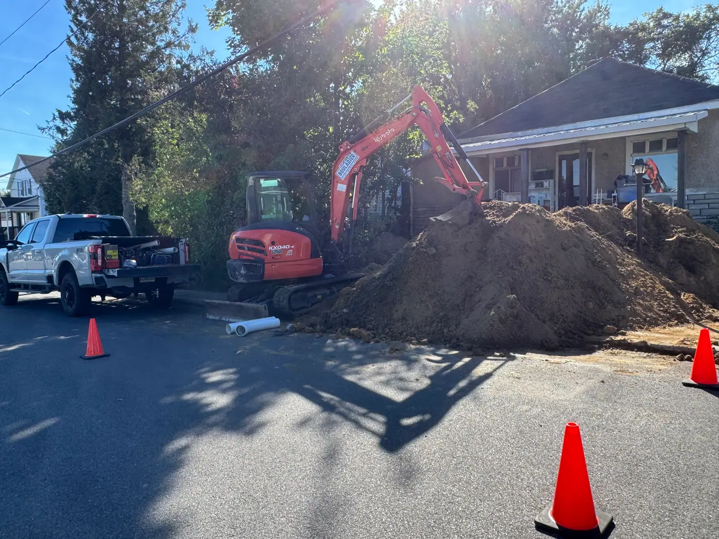 Chantier de remplacement d'égout à Gatineau: la rue sécurisée, le camion et la mini-excavatrice